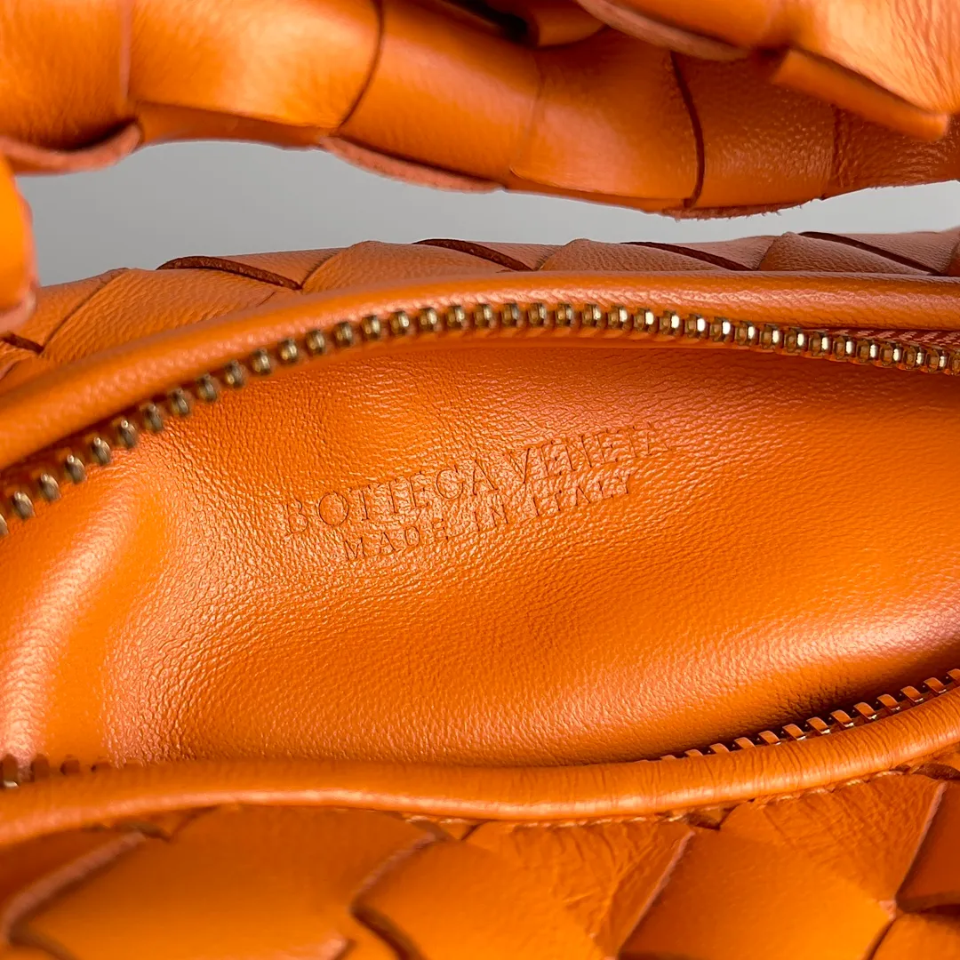 Batch 1120 Bottega veneta͙.——The latest braided and knotted hobo🔥 The top-grade lambskin leather is very soft, the bag shape is unique, practical and durable. It retains the traditional weaving elements while being a bit more flamboyant ~ Made of hand-woven sheepskin, zipper opening and closing, curved seamless structure, effortless to match. Highly recommended⚠️⚠️⚠️ The highest-end in the market🌈 Welcome to compare [Factory equipped with full package] size: 23x15x5cm.   Model: 651876